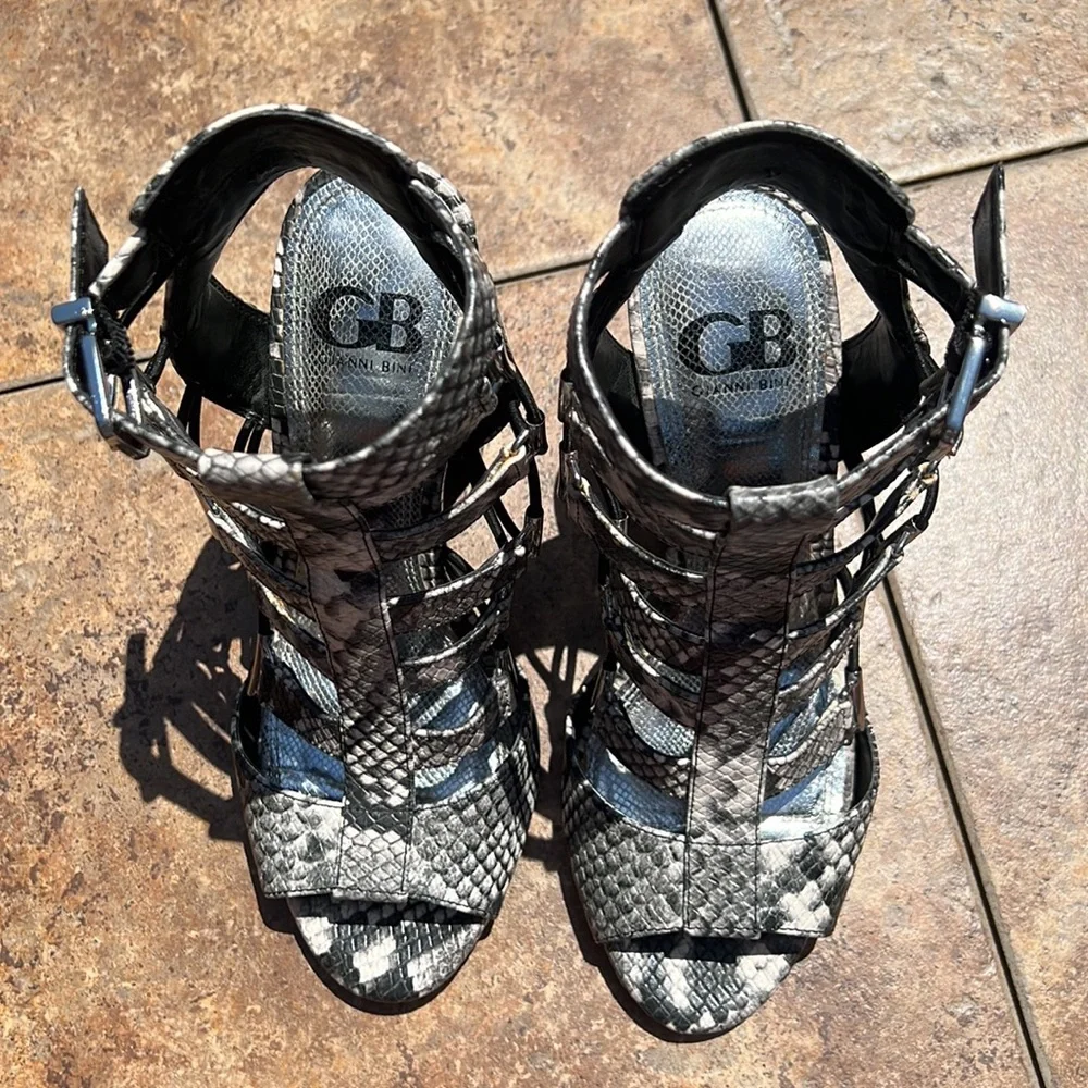 Gianni Bini Gladiator faux snake skin block heels Size 7
